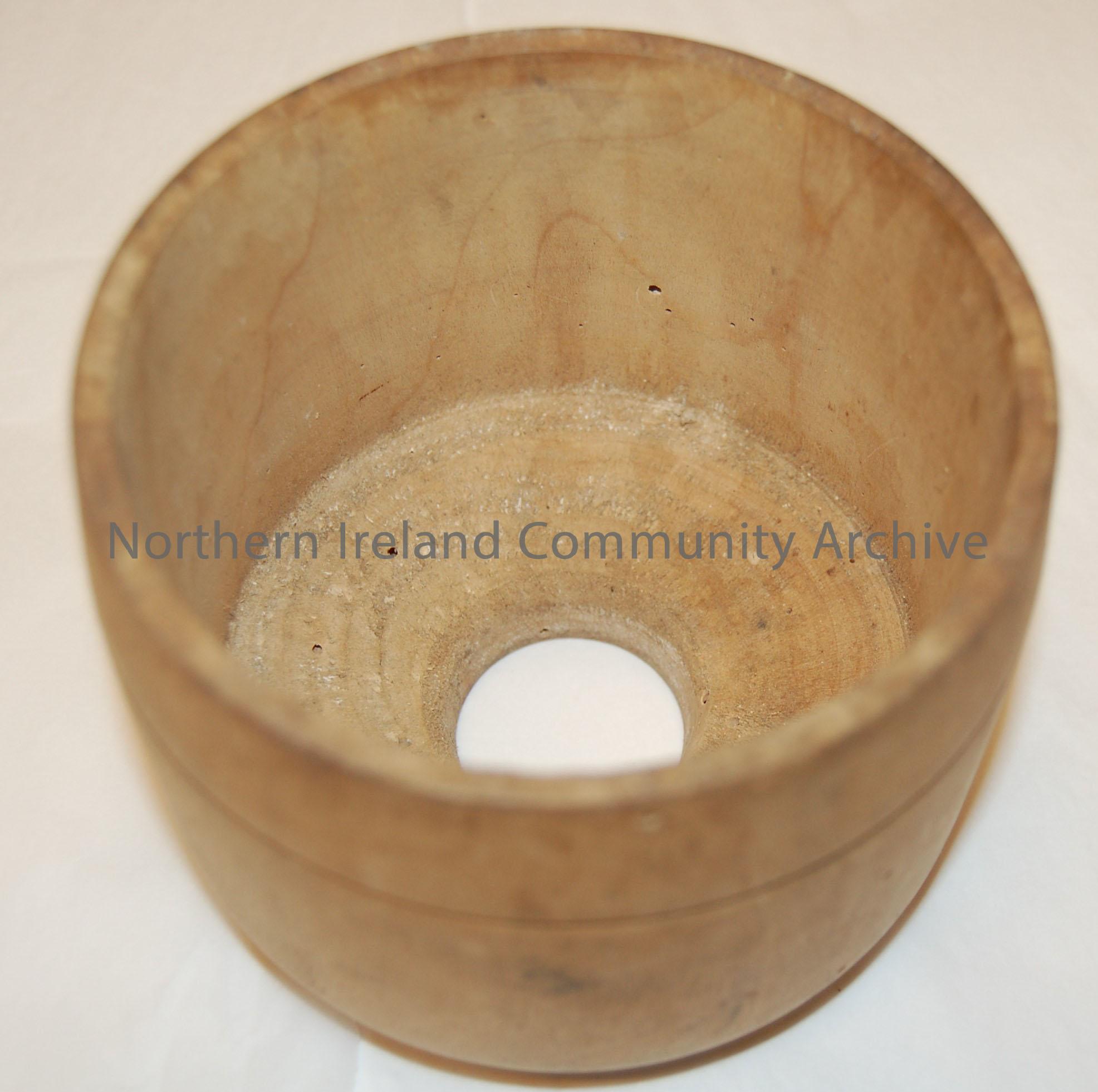butter mould, with decorative ridges on bottom, used in butter production. – 2007.144 (1)