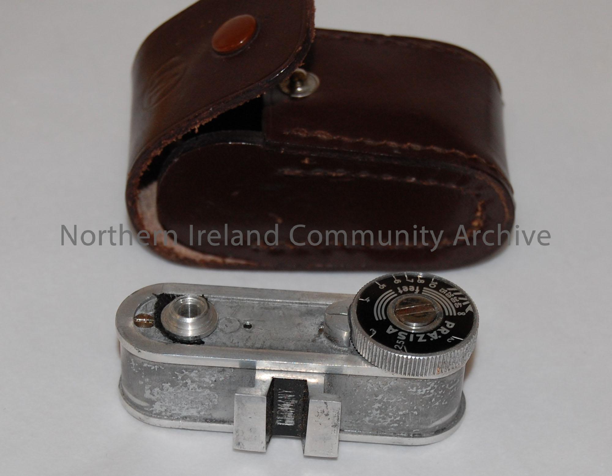 range finder, which slipped into the top of camera. Complete with brown leathercase