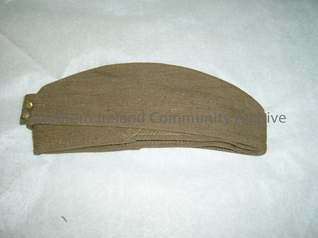 ww2 khaki military hat. Marked inside Collett ltd, 7 ¼ 1943. 2 brass buttons with crest (5627)