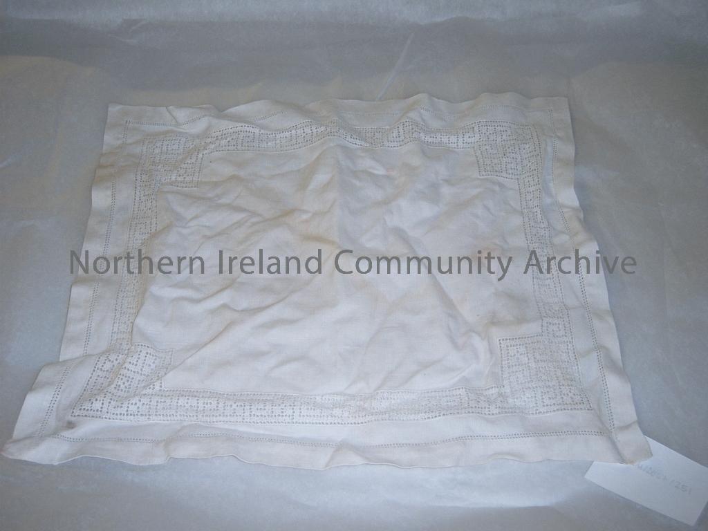ww2 white crocheted handkerchief (4600)