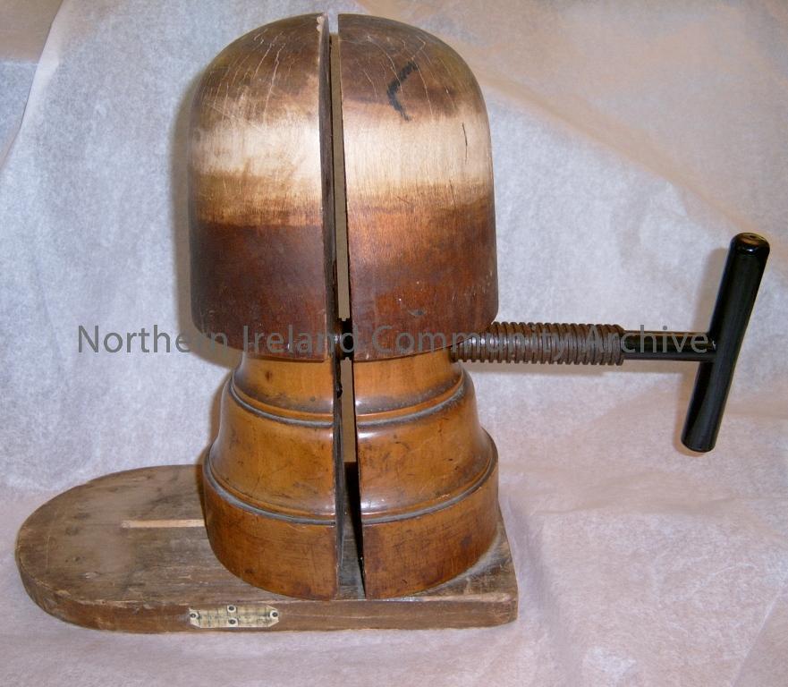 wooden hat stretcher with turnable handle to adjust size (6150)