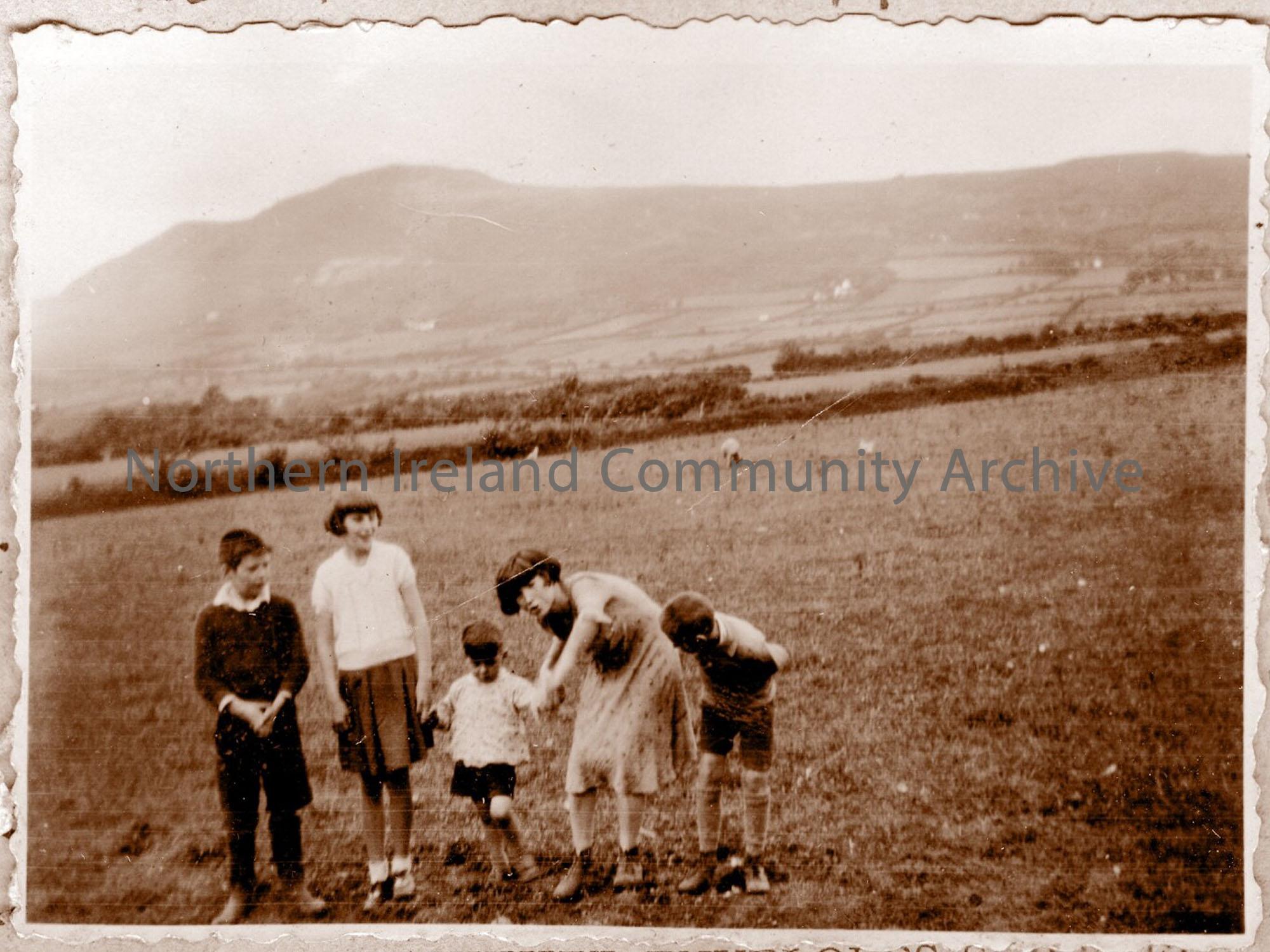 ‘Look at the camera.’ Kilhoyle, Moneyquiggy and Donald’s Hill in the background. L-R Gerald Farrell, Nance McKinney, Johnny McCloskey, Freda Farrell and Raymond McKinney. (3100)