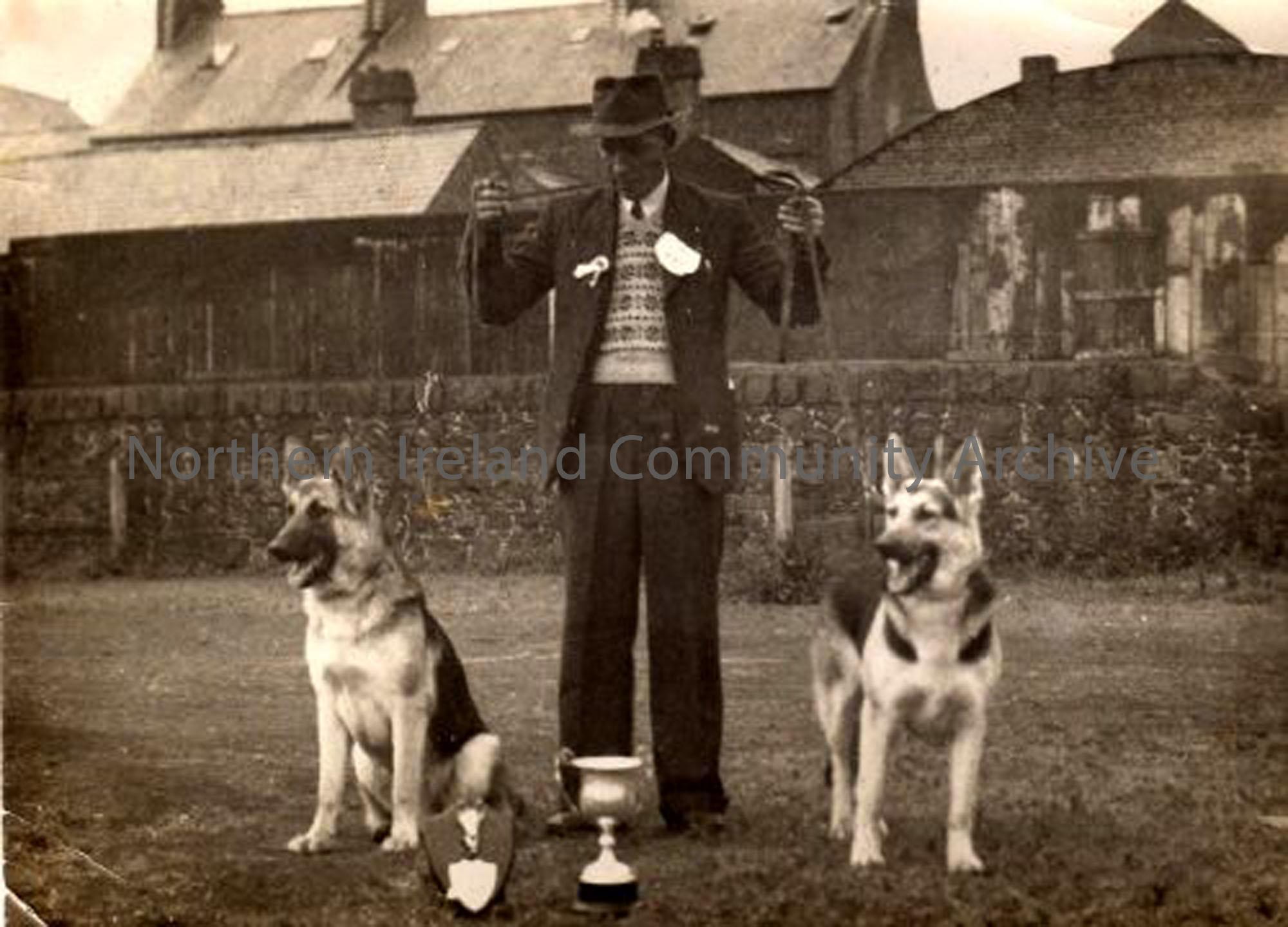 John Ross with two alsatians belonging to Willie Murphy at the Dublin show. (5247)
